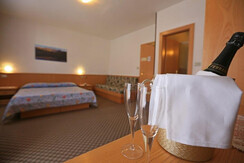 Hotel-Miramonti-Vigo_camera-tripla (5) Hotel-Miramonti-Vigo_camera-tripla (5)