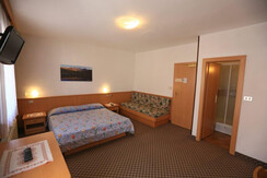 Hotel-Miramonti-Vigo_camera-tripla (6) Hotel-Miramonti-Vigo_camera-tripla (6)