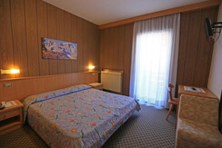 Hotel-Miramonti-Vigo_camera-tripla (2) Hotel-Miramonti-Vigo_camera-tripla (2)