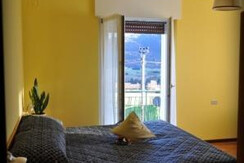 Camera matrimoniale con balcone e servizi Camera matrimoniale con balcone e servizi