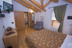 Hotel-Miravalle-Soraga_Camera-Superior-Monzoni (2) Hotel-Miravalle-Soraga_Camera-Superior-Monzoni (2)