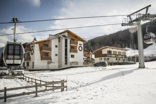 Monroc Hotel_esterno inverno | © Hotel MOnroc