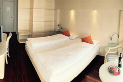 Schlafzimmer mit Doppelbett Schlafzimmer mit Doppelbett