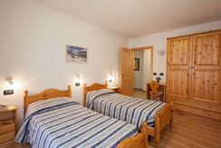 Residence-Cristina-Pozza_Violetta (2) Residence-Cristina-Pozza_Violetta (2)