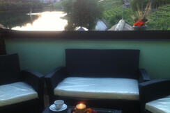 salotto con vista lago vacanze Trentino salotto con vista lago vacanze Trentino