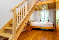 MANSARDINA particolare scale e soppalco in camera MANSARDINA particolare scale e soppalco in camera