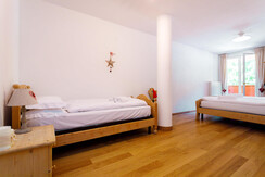 "BILO 5": camera matrimoniale con letto aggiunto "BILO 5": camera matrimoniale con letto aggiunto