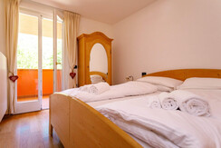 Particolare letto matrimoniale BILO 5 e balcone Particolare letto matrimoniale BILO 5 e balcone