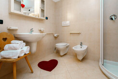 SERVIZI PRIVATI CON DOCCIA SERVIZI PRIVATI CON DOCCIA