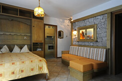 foto 2 con letto e divano sfondo cucina