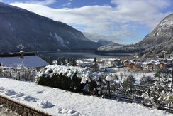 il lago con la neve il lago con la neve