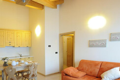 Appartamento 4/6 posti letto giallo mansarda Appartamento 4/6 posti letto giallo mansarda