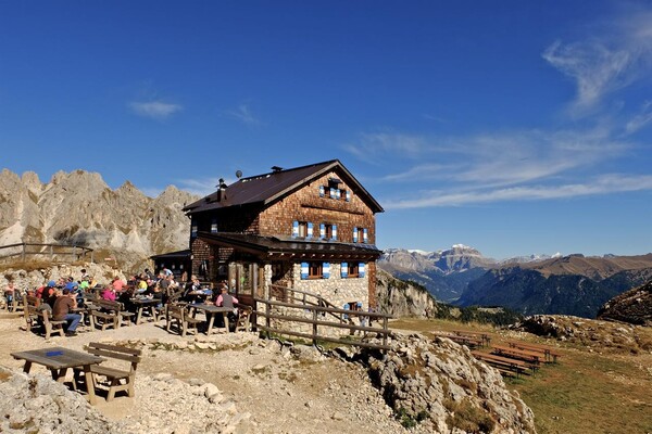 Roda di Vael hut - panoramic