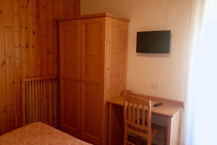 stanza_quadrupla_scrivania stanza_quadrupla_scrivania