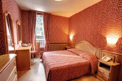 Camera Tripla Superior