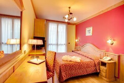 Camera Tripla Classic