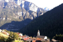 Ronco Chiesa sullo sfondo cima Totoga Ronco Chiesa sullo sfondo cima Totoga