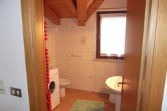 Bagno con doccia e lavatrice Bagno con doccia e lavatrice