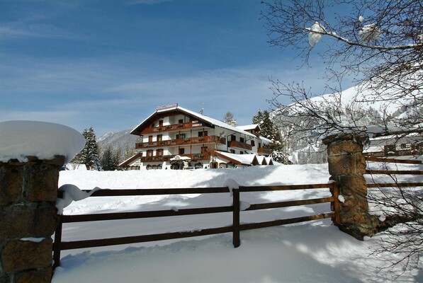 hotel torretta esterno inverno