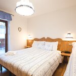  Foto von Dreibettzimmer, Dusche und Bad, WC, Balkon