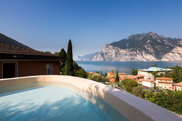 LA FINESTRA - lake view from the pool