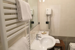 Alloro Plus (2) Alloro Plus (2)