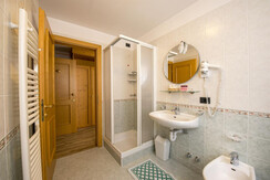 bagno camera quadrupla a canazei_camere a canazei_