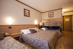 stanza quadrupla con divano letto alzabile stanza quadrupla con divano letto alzabile