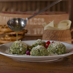 Strangolapreti ripieni alla ricotta con burro alle nocciole