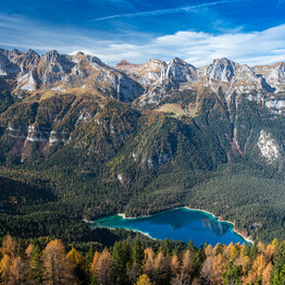 Die schönsten Herbstwanderungen am Wasser: Wenn die Trentiner Seen vor bunten Wäldern leuchten