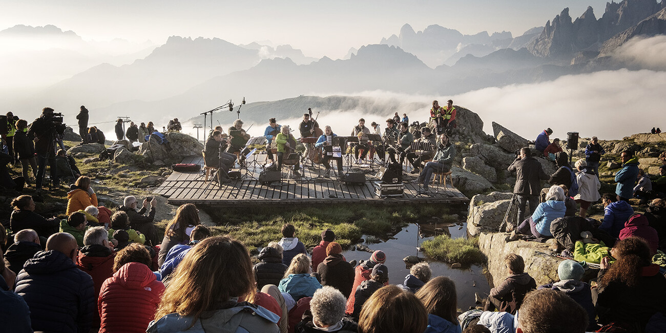 MUSICA E PAROLE ALL'ALBA INCANTANO IL PUBBLICO #1