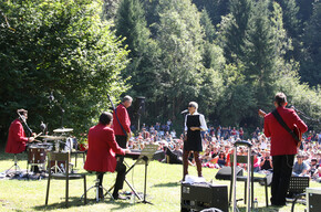 I SUONI DELLE DOLOMITI SALUTANO IL PUBBLICO SOTTO LE PALE DI SAN MARTINO