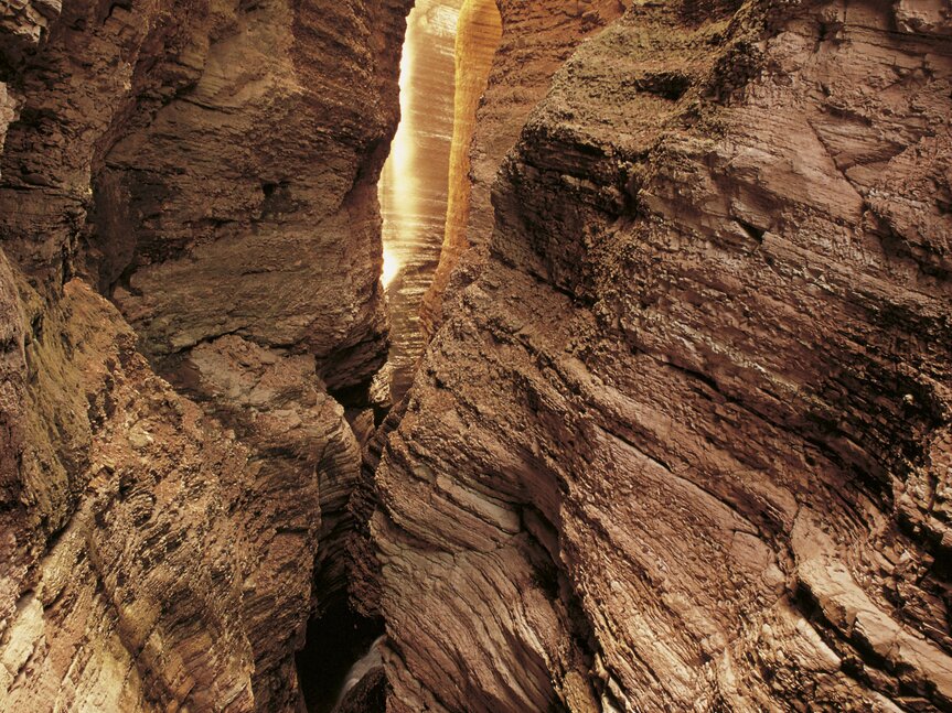 Gola nella pietra rossa dell'Orrido di Ponte Alto