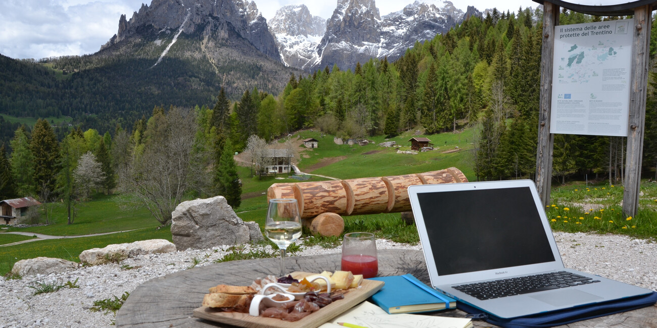 LAVORARE DA UNA SCRIVANIA CON VISTA  #1