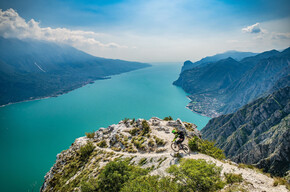 UNA RIVIERA MEDITERRANEA FRA LE MONTAGNE 