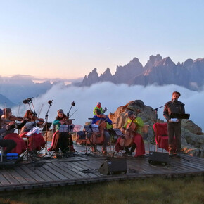 ALL'ALBA MUSICA E PAROLE CHE INCANTANO IL PUBBLICO