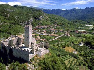 Drena Panorama con Castello | © Drena Panorama photo Roberto Vuilleumier