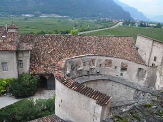 Castel Pietra | © Foto Archivio Apt