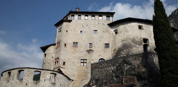 Castel Pietra | © Foto Archivio Apt