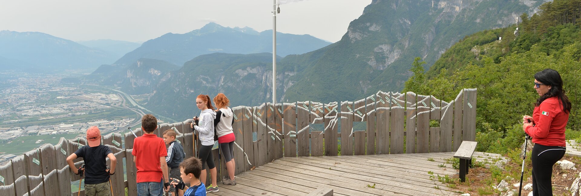 Bambini terrazza panoramica Belvedere Fai_ph. Tonina | © Bambini terrazza panoramica Belvedere Fai_ph. Tonina