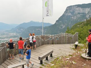 Bambini terrazza panoramica Belvedere Fai_ph. Tonina | © Bambini terrazza panoramica Belvedere Fai_ph. Tonina