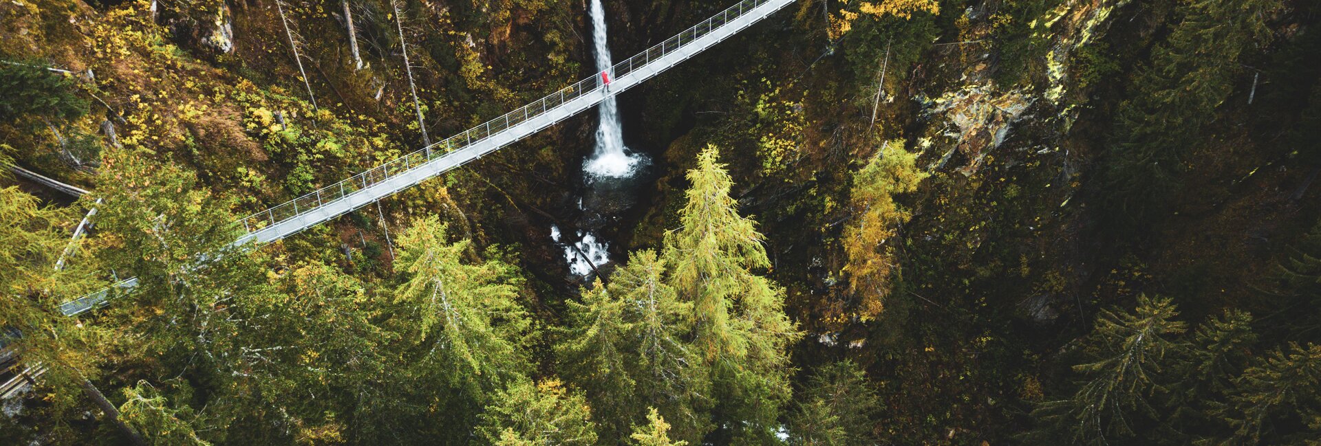 Val di Rabbi - Cascata Ragaiolo - Emozione e adrenalina sul Ponte sospeso  | © Simone Mondino