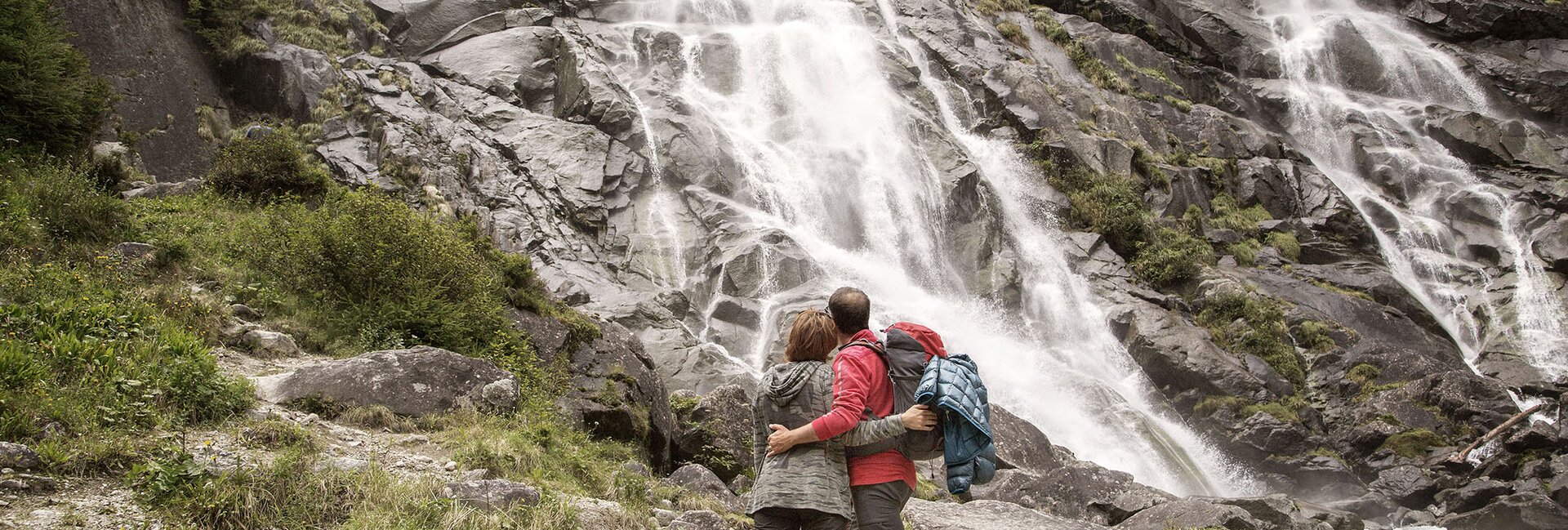 Drehmoment Trekking mit einem Anschlag, um zu sehen Wasserfall