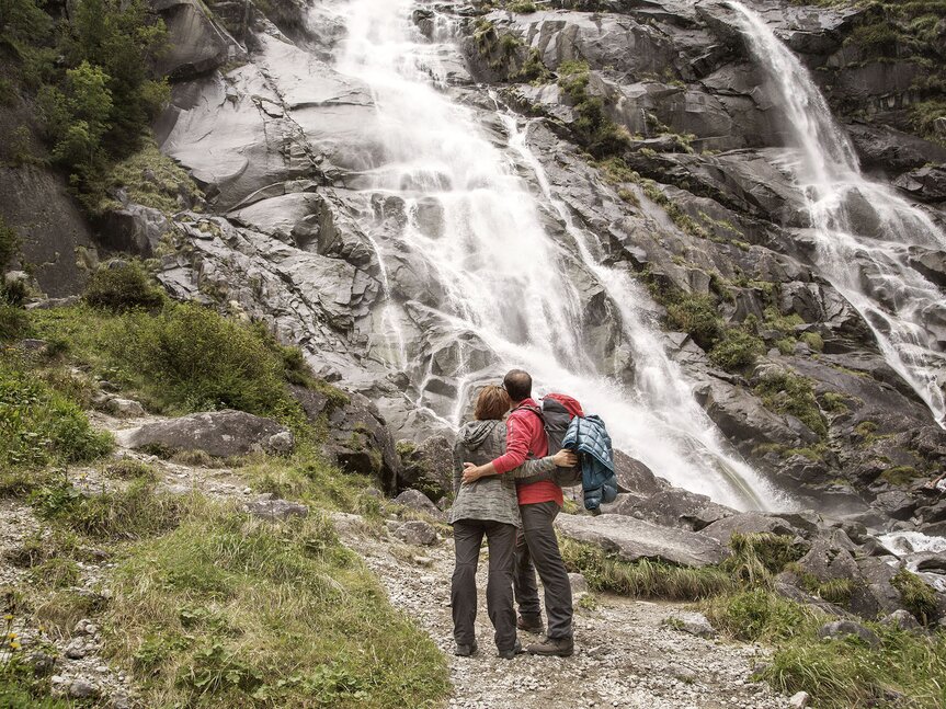 Drehmoment Trekking mit einem Anschlag, um zu sehen Wasserfall