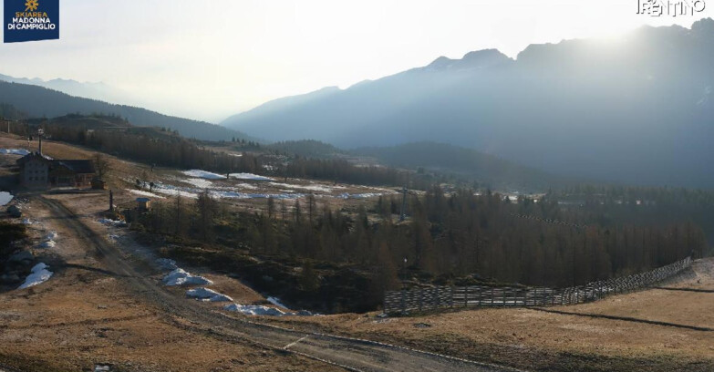 Webcam Madonna di Campiglio (Skiarea Campiglio Dolomiti di Brenta - Val di Sole Val Rendena) - Rifugio Viviani
