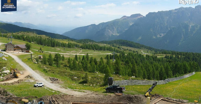 Webcam Madonna di Campiglio (Skiarea Campiglio Dolomiti di Brenta - Val di Sole Val Rendena) - Rifugio Viviani