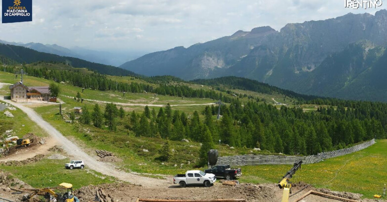 Webcam Madonna di Campiglio (Skiarea Campiglio Dolomiti di Brenta - Val di Sole Val Rendena) - Rifugio Viviani