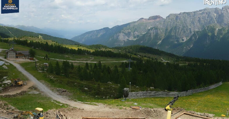 Webcam Madonna di Campiglio (Skiarea Campiglio Dolomiti di Brenta - Val di Sole Val Rendena) - Rifugio Viviani
