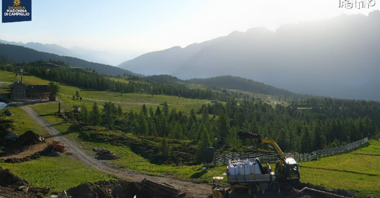 Webcam Madonna di Campiglio (Skiarea Campiglio Dolomiti di Brenta - Val di Sole Val Rendena) - Rifugio Viviani