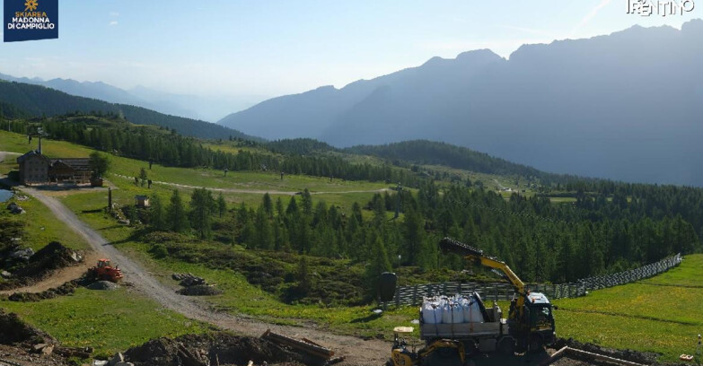 Webcam Madonna di Campiglio (Skiarea Campiglio Dolomiti di Brenta - Val di Sole Val Rendena) - Rifugio Viviani